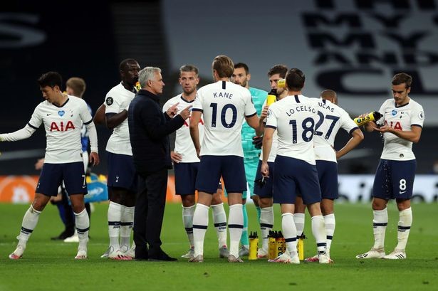 Mourinho talking to players during a past match