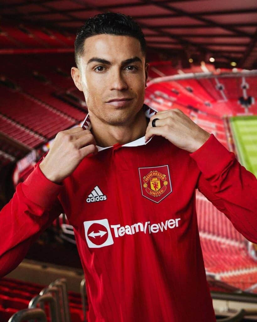 Cristiano Ronaldo posing in Manchester United's jersey. WIll he play for the Red Devils 22/23 EPL season or will he move to Chelsea?